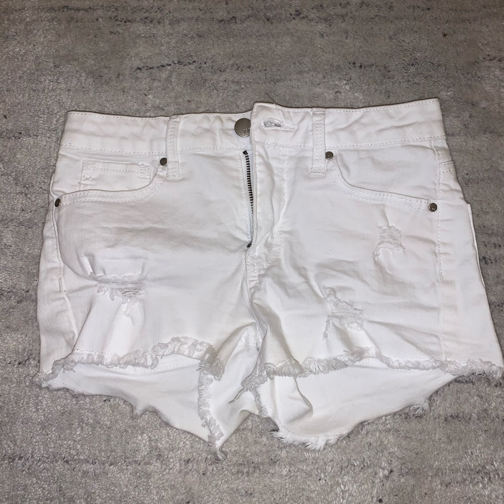 Adorable white jean shorts!